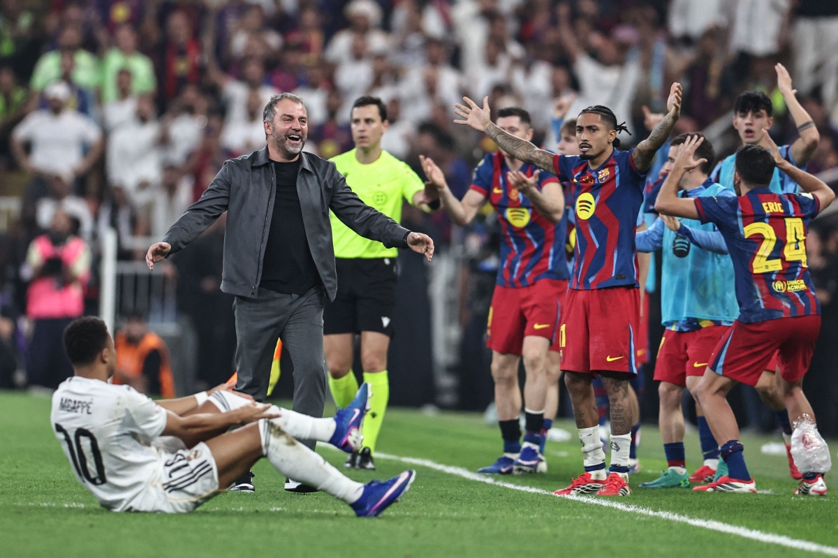 هانز ديتر فليك خلال مباراة كأس السوبر