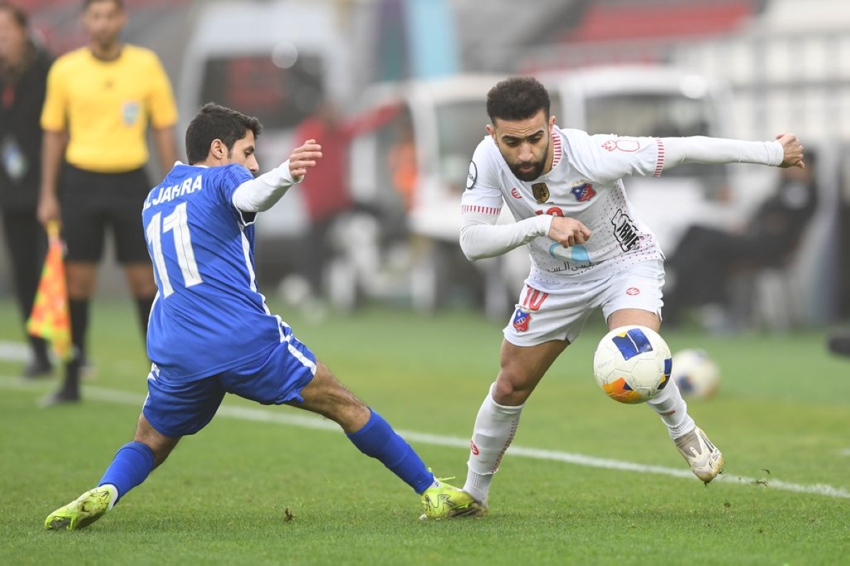 لاعب «الأبيض» عمرو عبدالفتاح يحاول تجاوز مدافع الجهراء