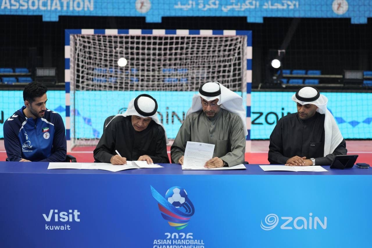 وكيل وزارة الإعلام الدكتور ناصر محيسن ونائب رئيس اتحاد كرة اليد شبيب الهاجري خلال توقيع الاتفاقية