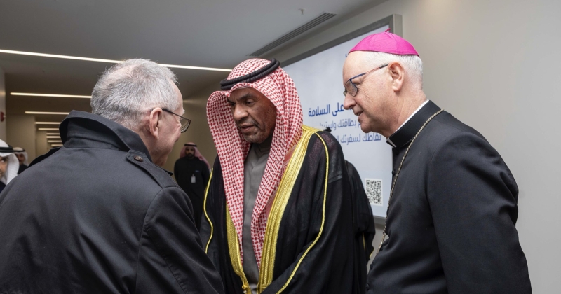 وزير الخارجية يستقبل أمين سر الفاتيكان لدى وصوله إلى البلاد في مستهل زيارة رسمية