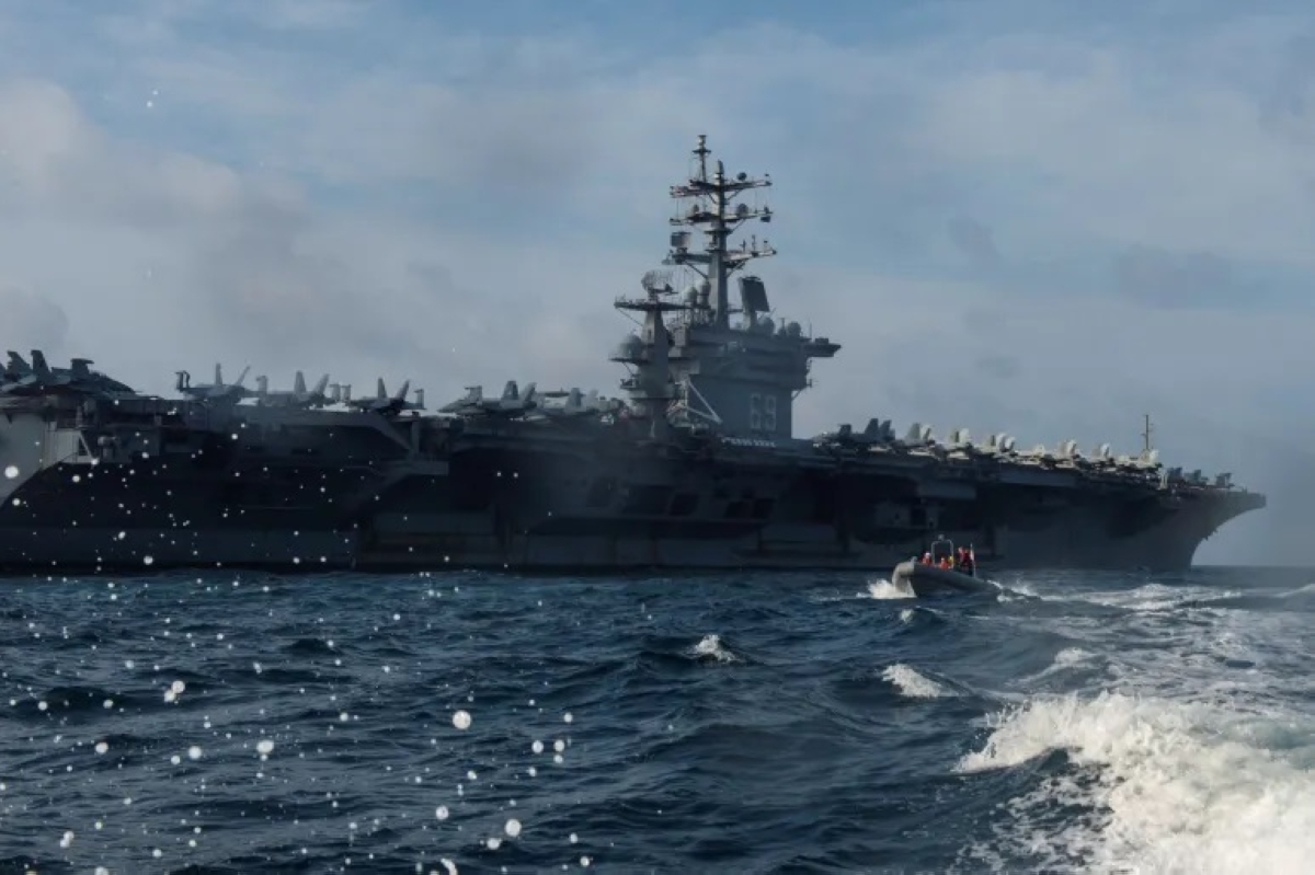 حاملة الطائرات «أيزنهاور» خلال مناورات سابقة في منطقة بحر العرب (رويترز - أرشيف)