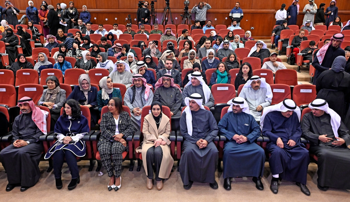  وزيرة الشؤون الاجتماعية ومحافظ الأحمدي في مقدم الحضور  (تصوير سعود سالم)