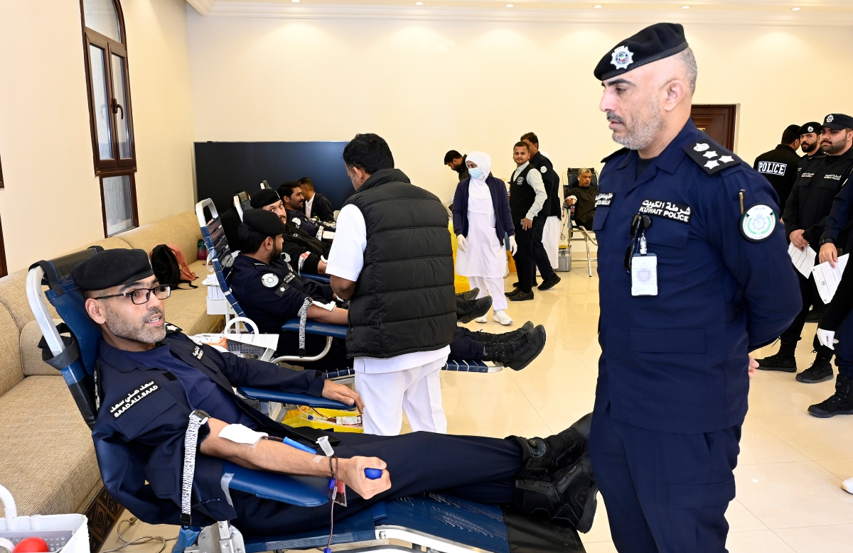 العميد العمر يشرف على حملة التبرع   (تصوير سعود سالم)