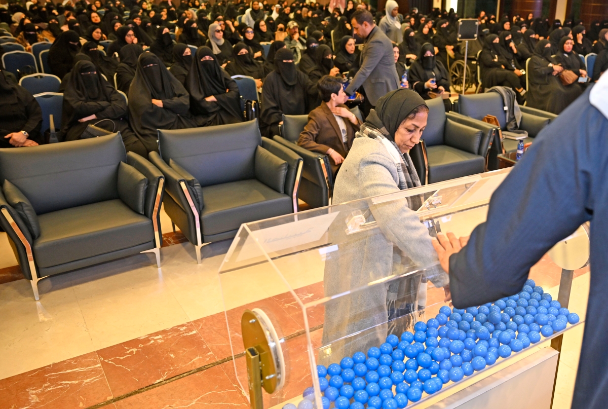 مواطنة تسحب كرتها