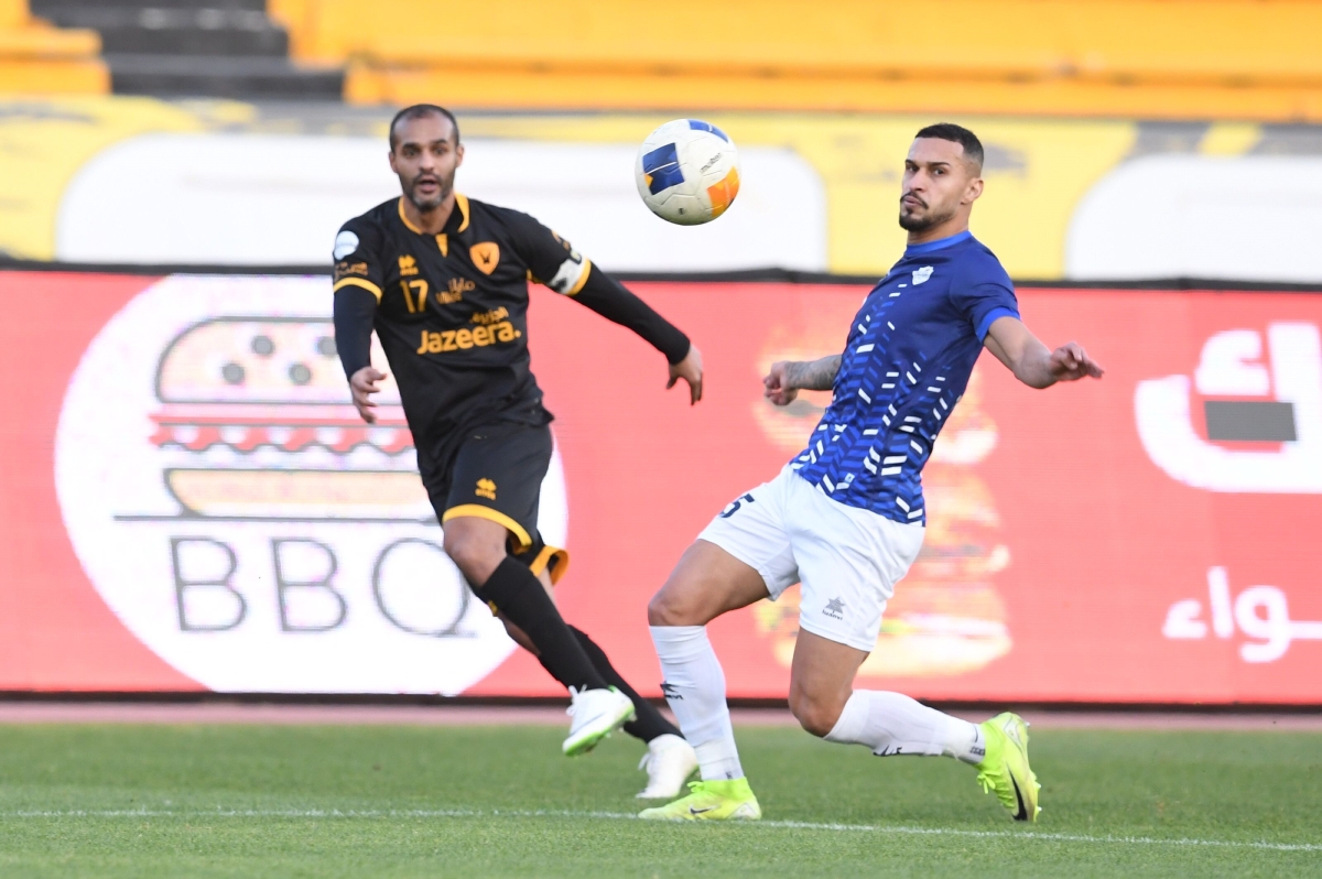 نجم القادسية المخضرم بدر المطوع يلعب كرة على مرمى الشباب