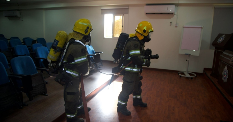 «الإطفاء» تخمد حريقاً وهمياً في «الأدلة الجنائية» وتخرج محتجزين 