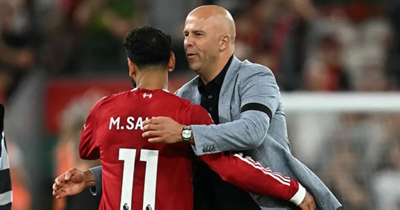 سلوت يرحب بعودة صلاح رغم الخلاف السابق 