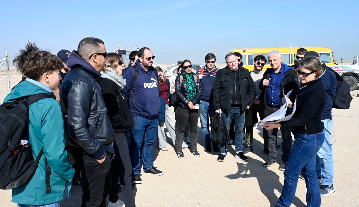 جولي بونيريك تشرح أهم الاكتشافات لبعض الطلبة والزوار الفرنسيين
