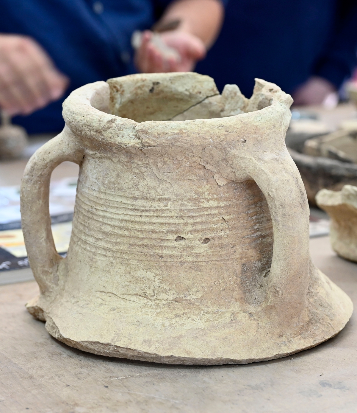 وعاء فخاري يعكس قِدَم التاريخ في الجزيرة