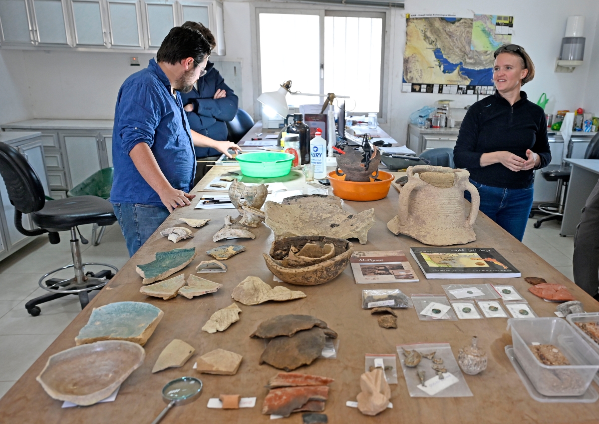 رئيسة بعثة الآثار الفرنسية تتابع ترميم قطع الآثار