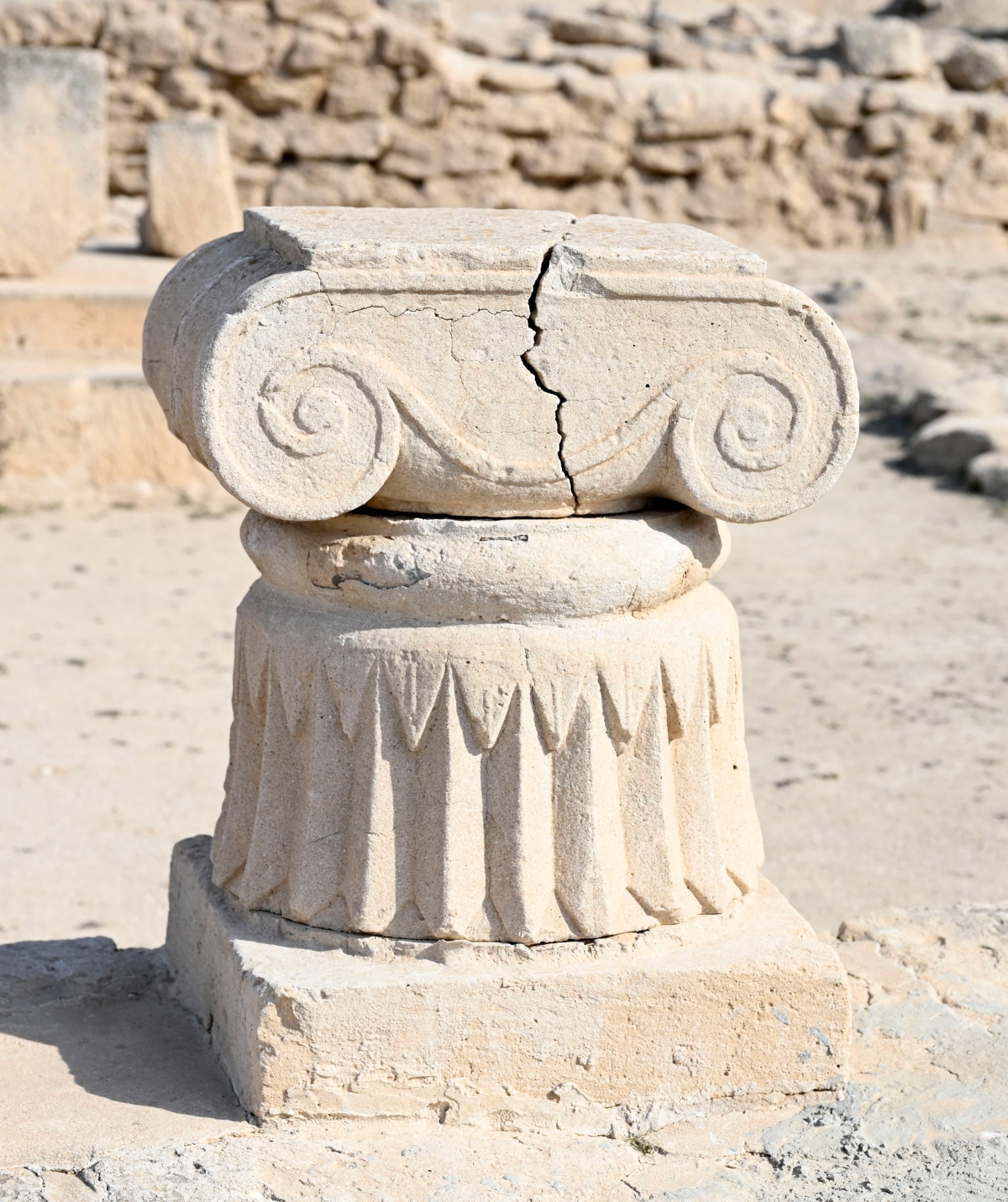 شعار الدينار الكويتي مستوحى من آثار الحضارة الإغريقية القديمة بالجزيرة