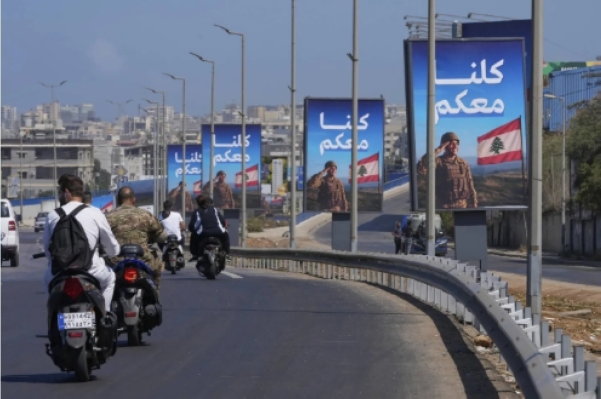 شعارات داعمة للجيش اللبناني على طريق مطار بيروت الدولي