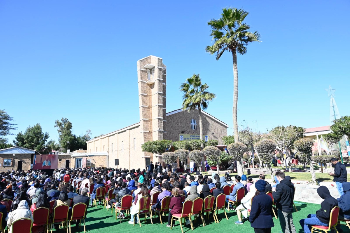 حضور كبير امتد إلى خارج الكنيسة