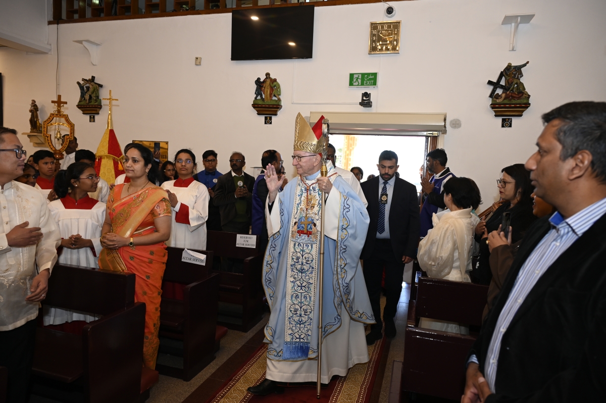 الكاردينال بارولين لدى وصوله إلى الكنيسة    