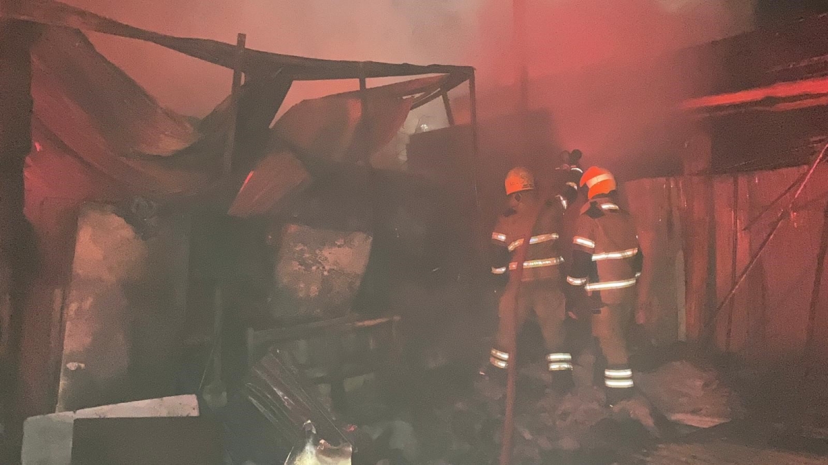 إطفائيان يخمدان حريق أمغرة 