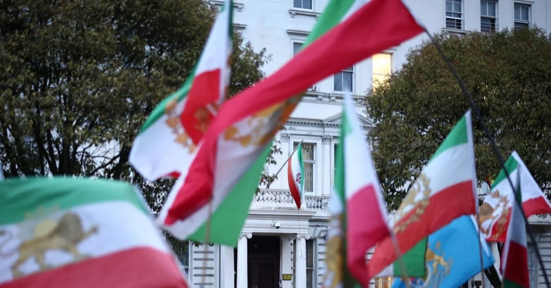 توقيف متظاهر في لندن نزع العلم الإيراني المرفوع على سطح السفارة 