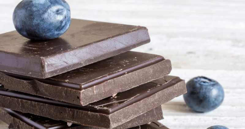 التوت أم الشوكولاتة الداكنة. ... أيهما أفضل كمضاد للأكسدة؟ 