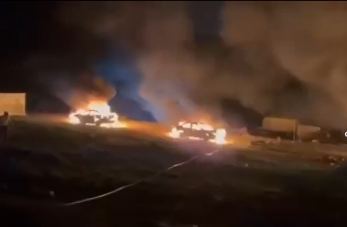 النيران تلتهم سيارات بعد هجمات للمستوطنين على الضفة