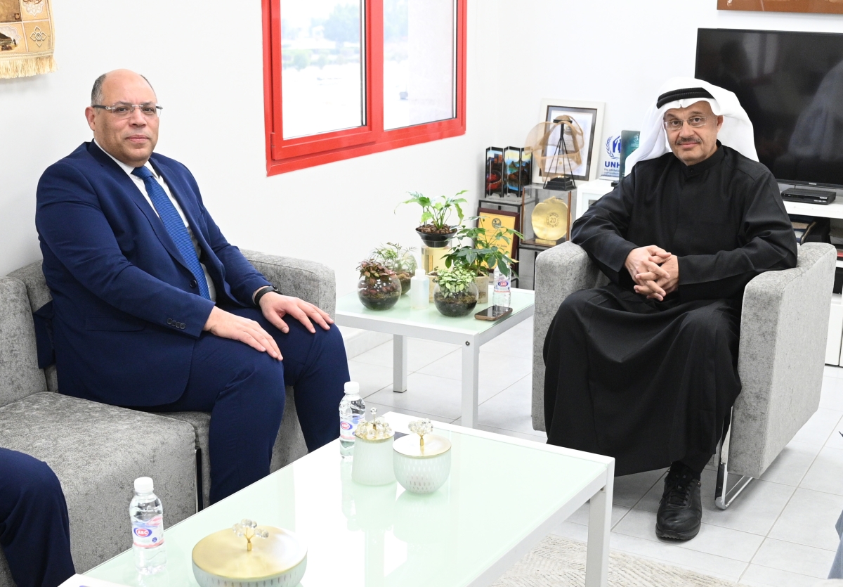 السفير المصري مع الزميل وليد الجاسم   (تصوير نايف العقلة)