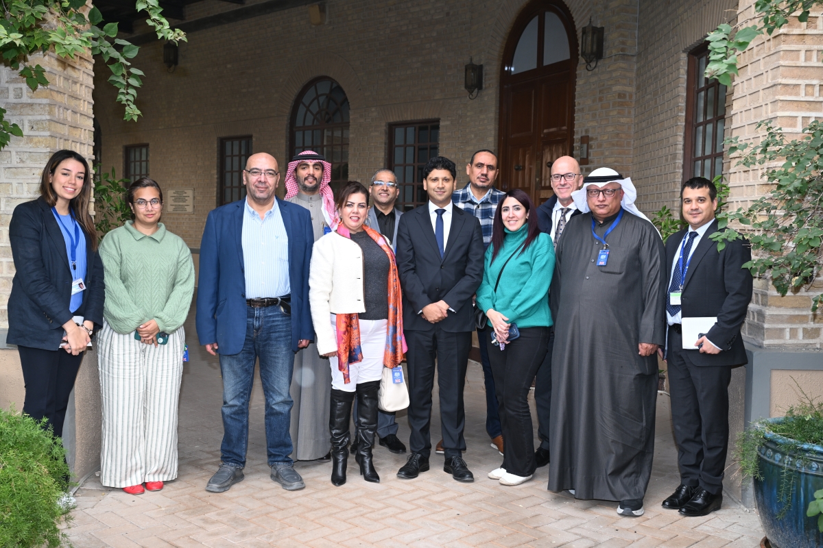 السفير البريطاني يتوسط ممثلي وسائل الإعلام