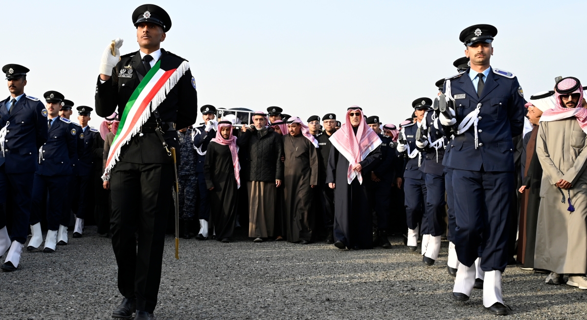 النائب الأول يتقدّم مشيعي شهيد الواجب العقيد سعود نصار الخمسان بمقابر الصليبخات    (تصوير سعود سالم)