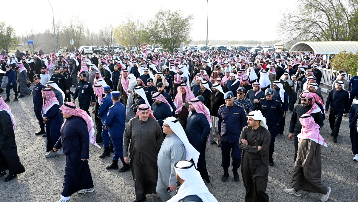 حشد غفير من المواطنين حضروا التشييع بالمقبرة
