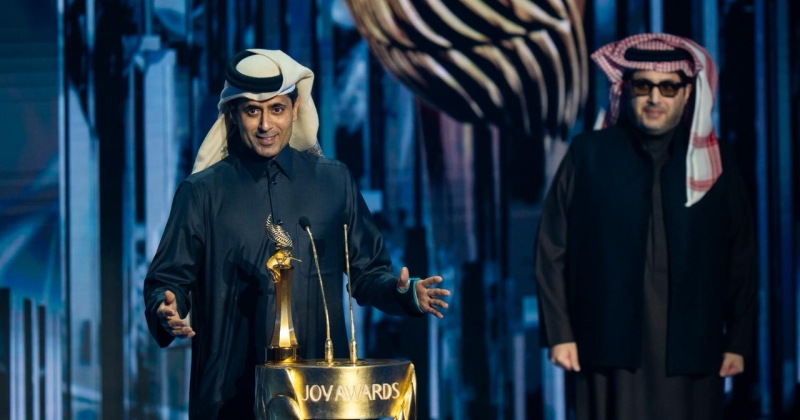 تركي آل الشيخ يكرّم ناصر الخليفي بجائزة صُنّاع الترفيه الماسية في حفل JOY AWARDS 