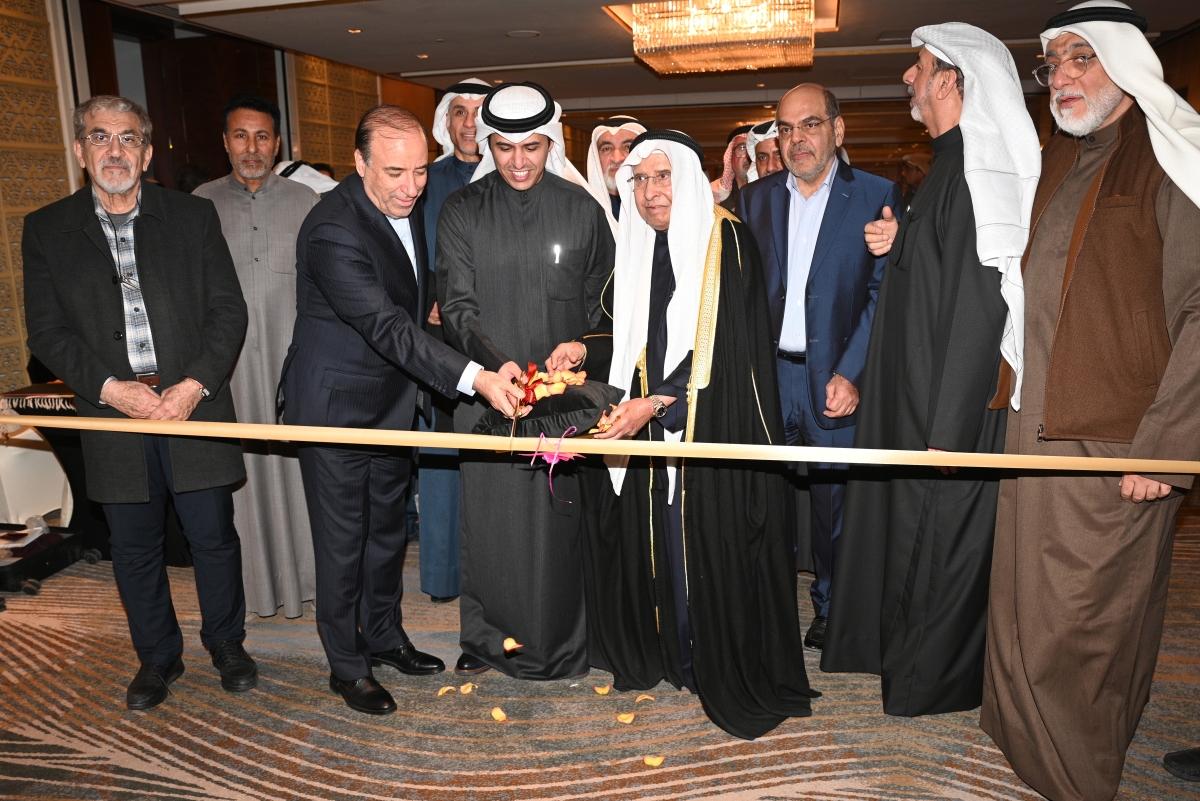 قص شريط افتتاح المعرض المصاحب للأمسية (تصوير نايف العقلة)