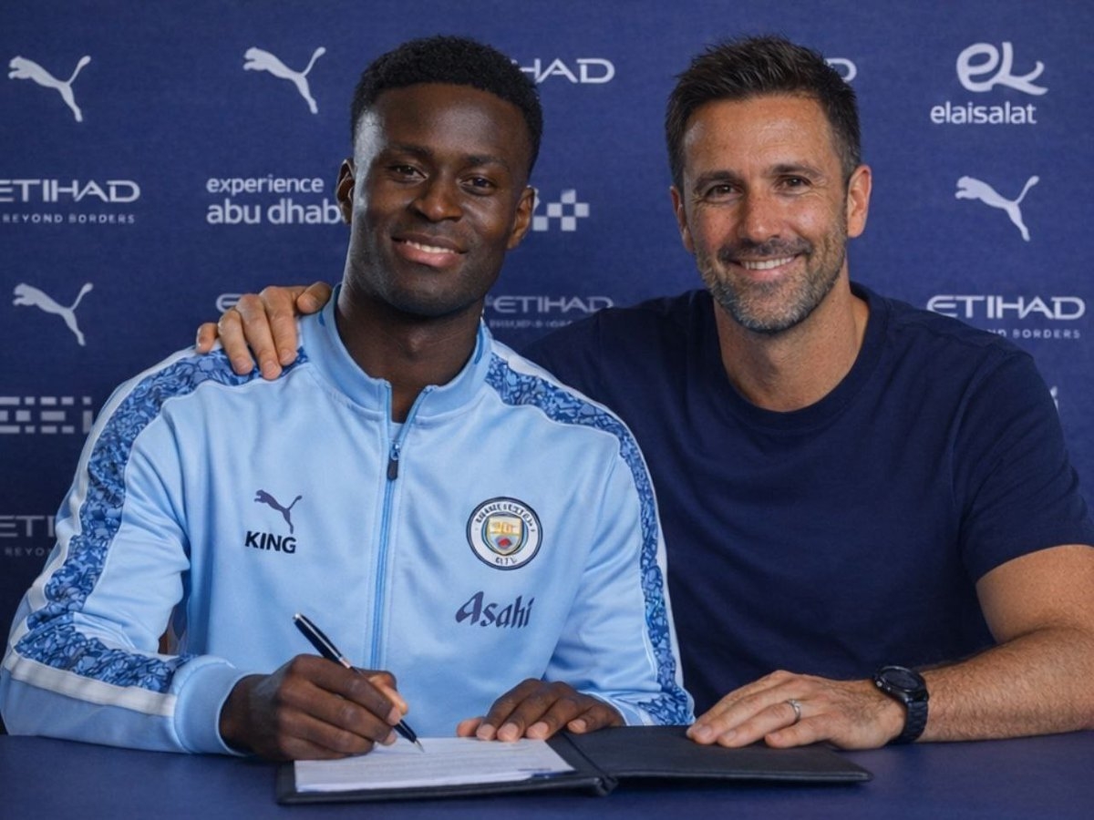 مارك غويهي موقعاً العقد