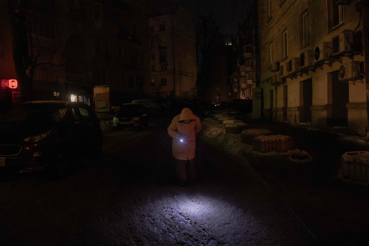 ظلام في أحد ضواحي كييف (أ ف ب)