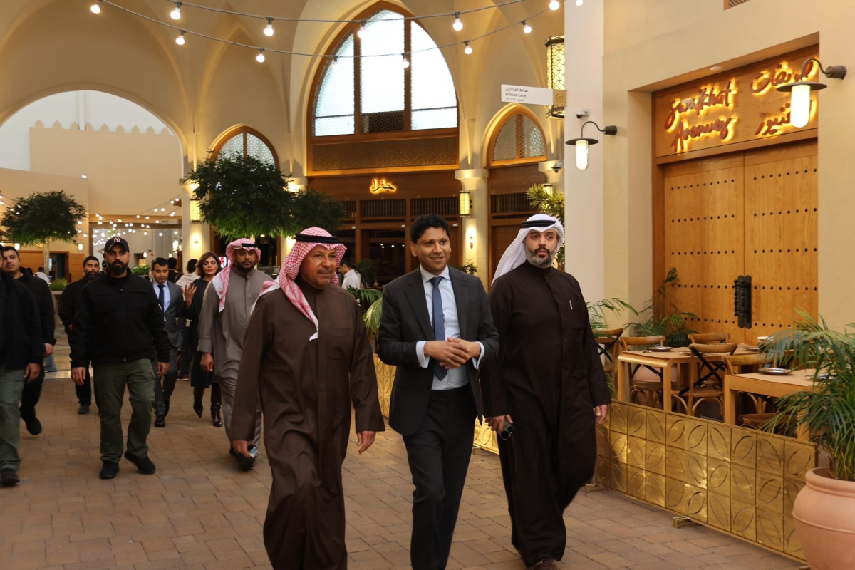 المحافظ وسفير بريطانيا في جولة داخل مجمع الأفنيوز