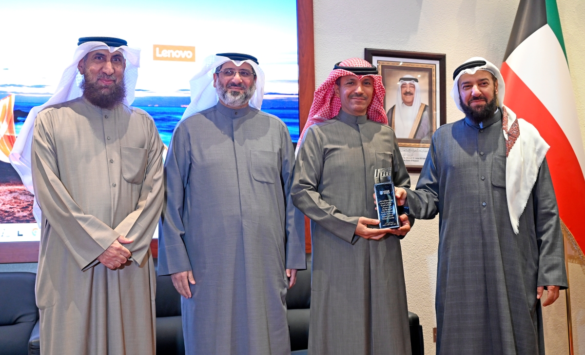 علي العمير وعبدالله العنزي ومشعان العتيبي يكرمون مبارك الهاجري (تصوير سعود سالم)