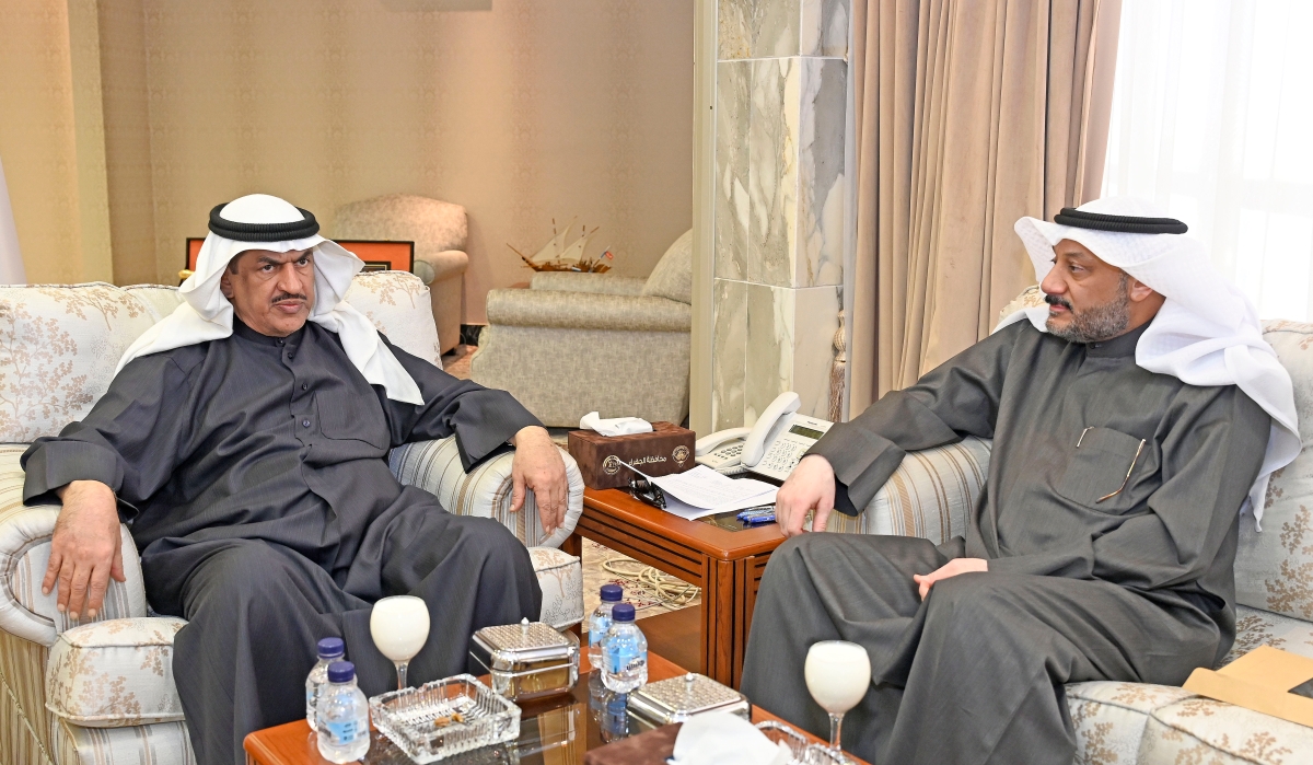 المحافظ الحبشي متحدثاً للزميل ناصر الفرحان