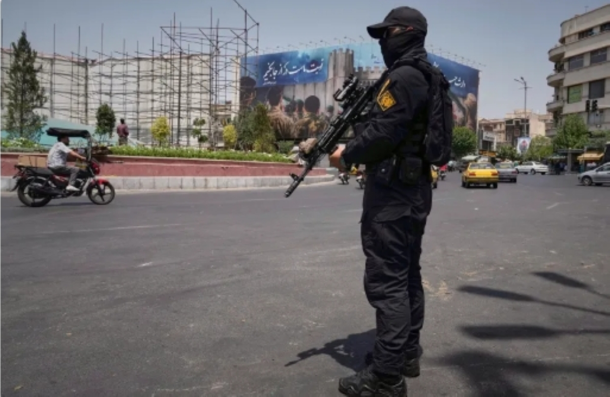 شرطي في أحد شوارع طهران