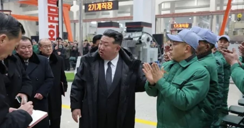 كيم يقيل نائب رئيس الوزراء خلال تدشين مجمع صناعي 