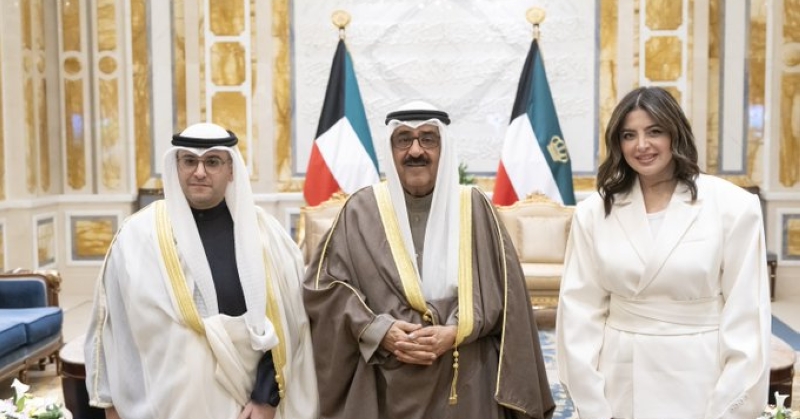 سمو الأمير يستقبل وزير «شؤون البلدية» ومدير عام بلدية الكويت 