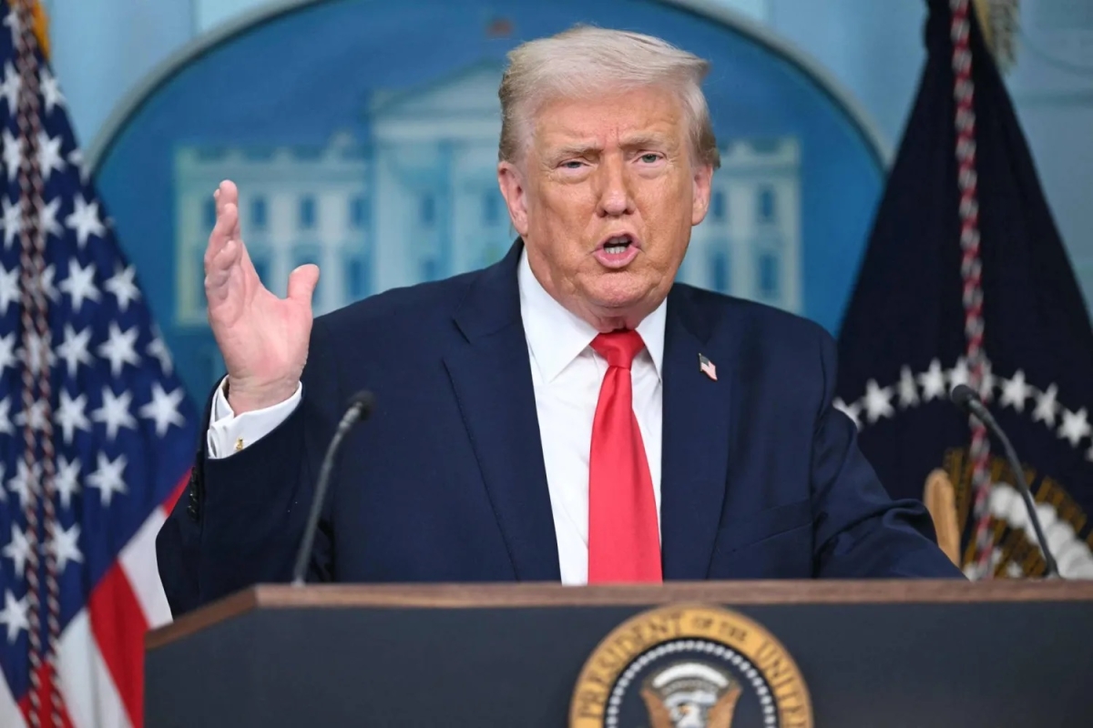 الرئيس الأميركي يتحدث للصحافيين في البيت الأبيض (أ ف ب)