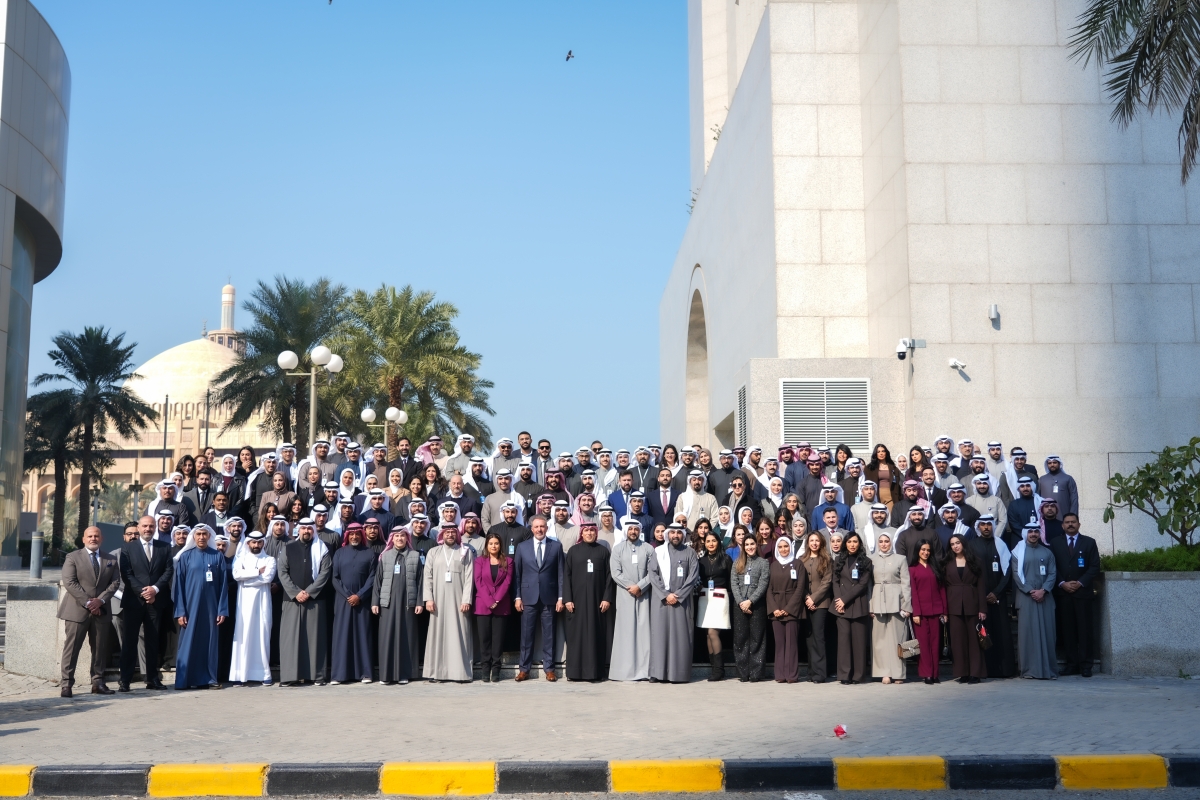  طوني ضاهر وفاضل عبدالله و نقيب أمين للمجموعة يتوسطون فريق «برقان»وجانب مجموعة من القيادات والإدارة العليا