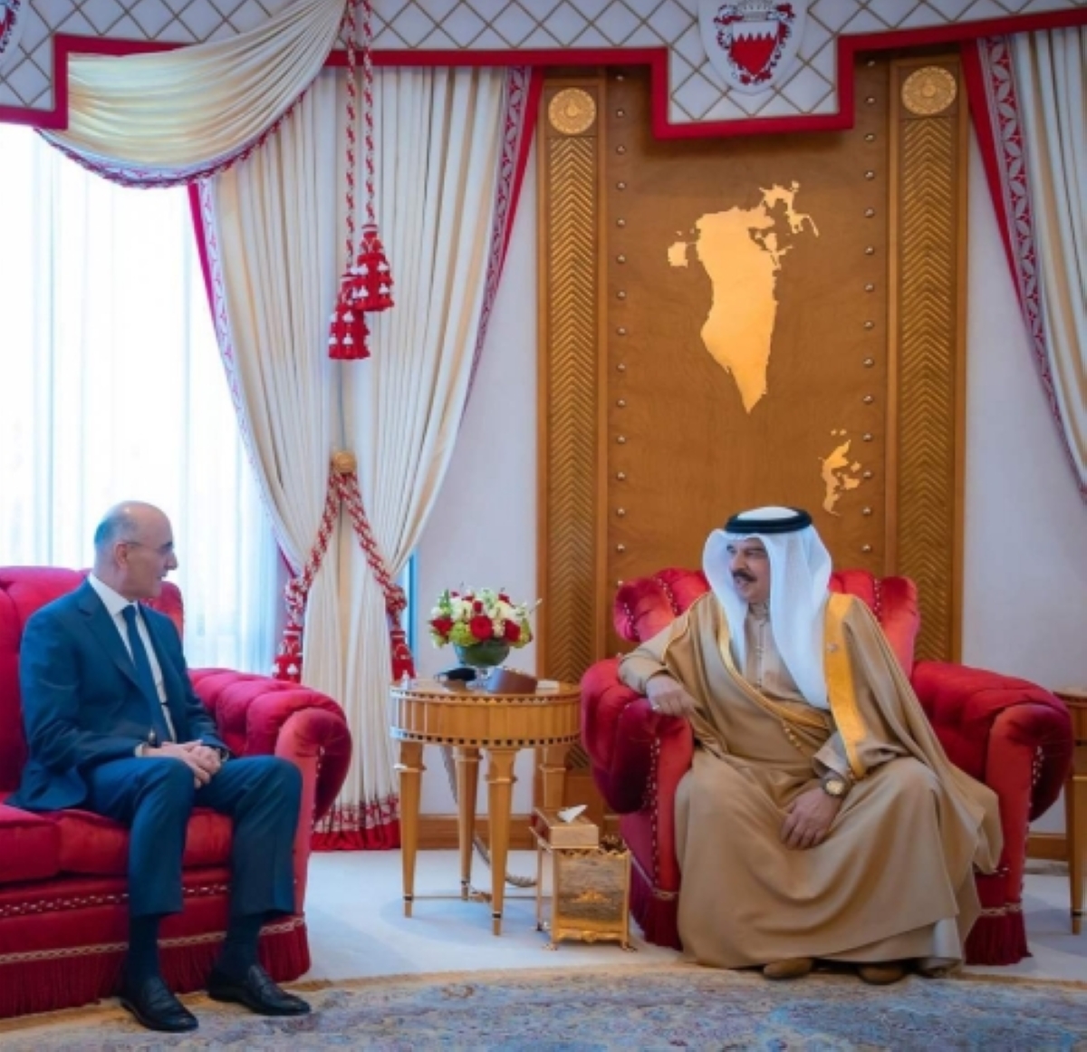 العاهل البحريني مستقبلاً الحجار