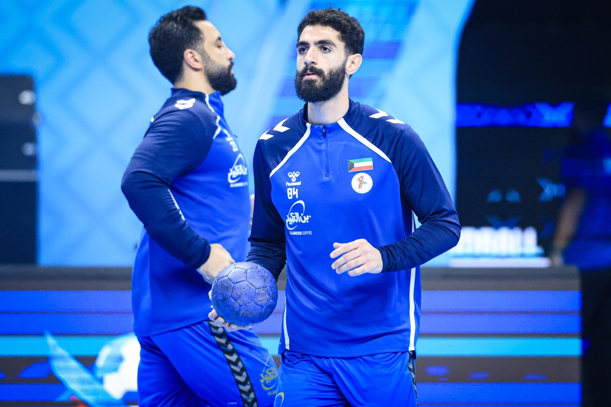 نجما منتخب الكويت لكرة اليد خلال التدريب الأخير