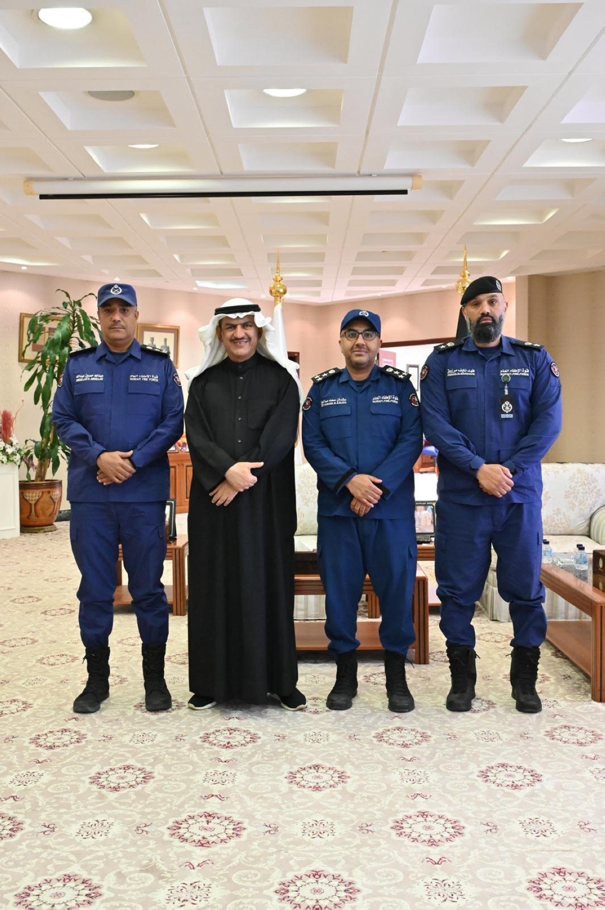 الحبشي متوسطاً مسؤولي إطفاء محافظة الجهراء