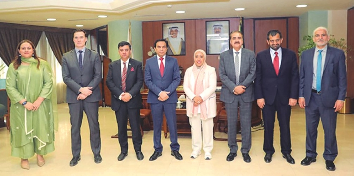 رئيسة اتحاد الجمعيات تتوسط السفير إقبال والوفد الباكستاني