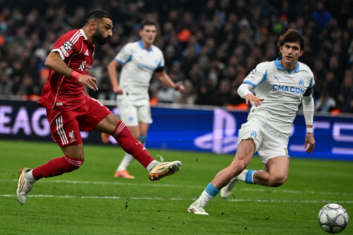 محمد صلاح مسدداً الكرة على مرمى مرسيليا (أ ف ب)