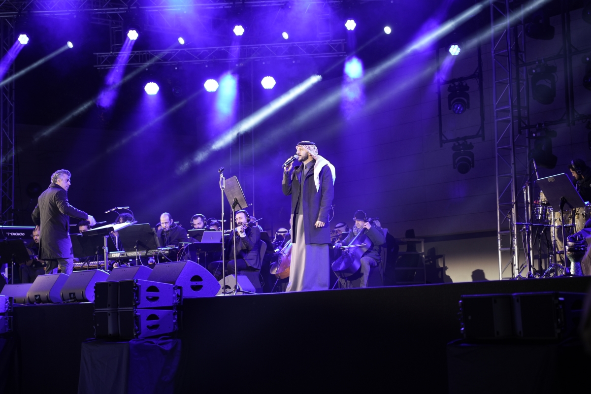 عبدالعزيز المعنى على المسرح مع المايسترو أحمد العود