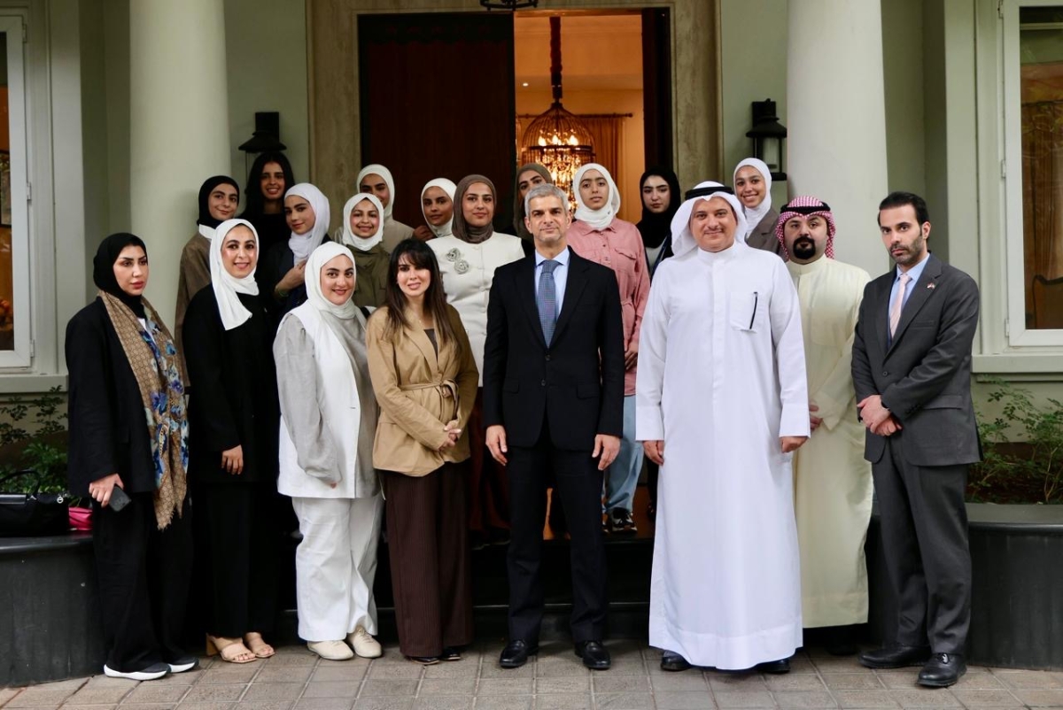 السفير الياسين في صورة جماعية مع وفد طالبات «كن من المتفوقين»