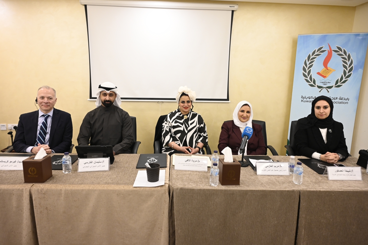 المتحدثون في الندوة (تصوير سعود سالم)