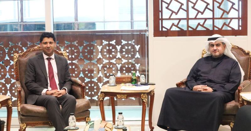 السميط يبحث مع سفير بريطانيا تعزيز التعاون العدلي والقضائي 