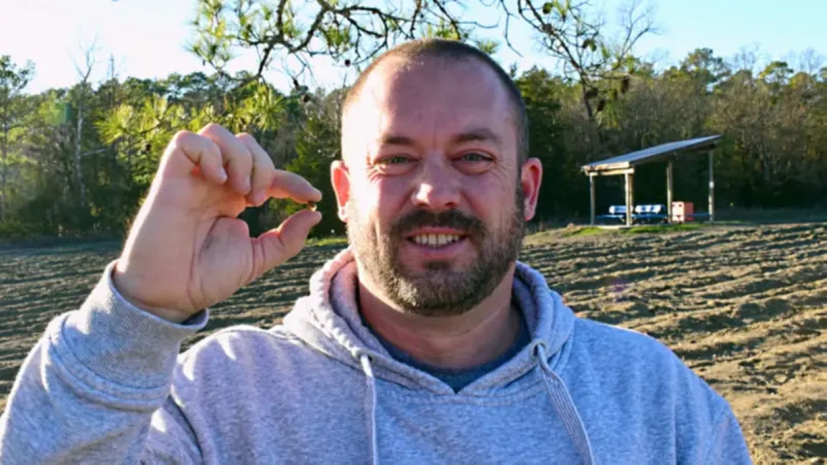 الأميركي جيمس وارد يحمل الماسة النادرة 