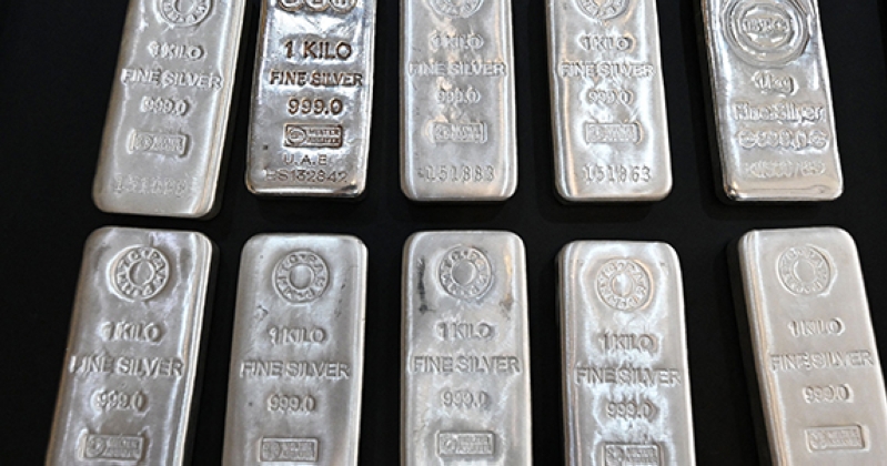 الفضة تلامس 100 دولار للأوقية لأول مرة على الإطلاق 