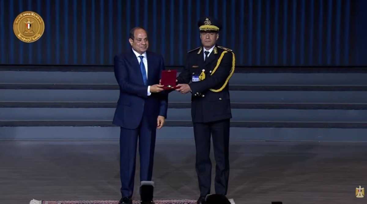 السيسي يكرم أحد الضباط المتميزين